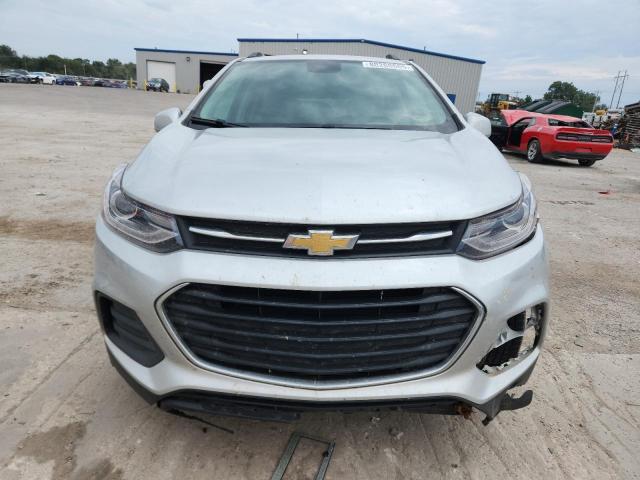KL7CJLSB9KB955944 - 2019 CHEVROLET TRAX 1LT Srebrny zdjęcie 5