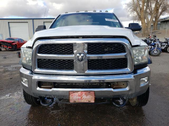 3C7WRNFL9JG371799 - 2018 RAM 5500 WHITE photo 5