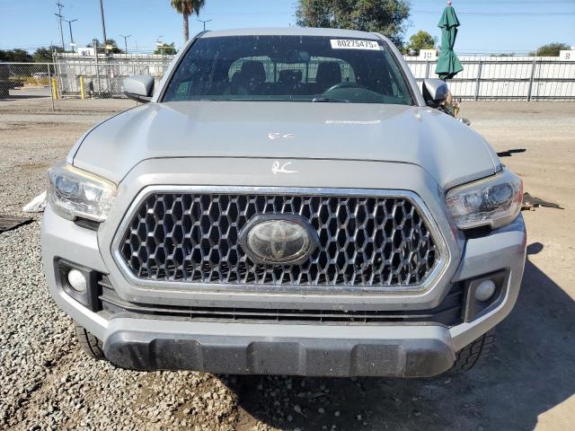 3TMCZ5AN5JM187177 - 2018 TOYOTA TACOMA DOUBLE CAB رمادي صورة 5