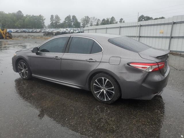 4T1B11HK7JU590981 - 2018 TOYOTA CAMRY L SILVER photo 2