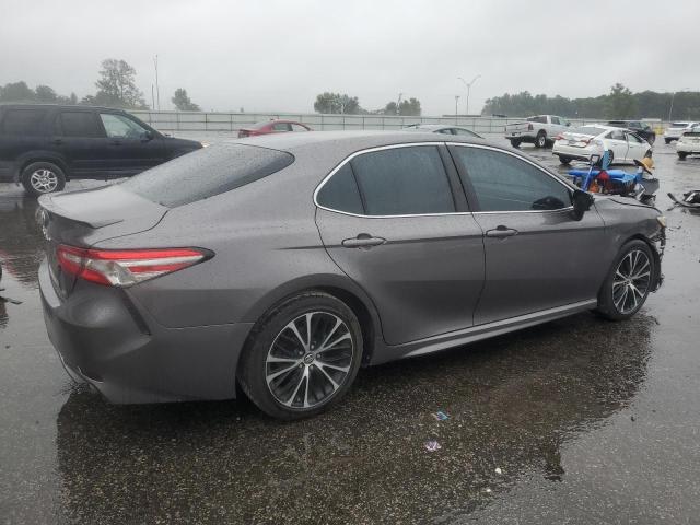 4T1B11HK7JU590981 - 2018 TOYOTA CAMRY L SILVER photo 3