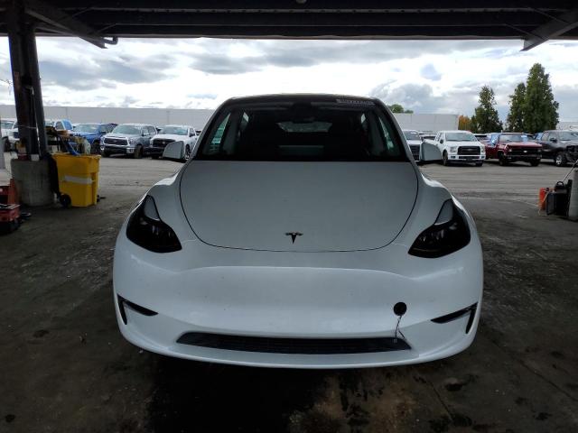 7SAYGDEE6PF751368 - 2023 TESLA MODEL Y Weiß Foto 5