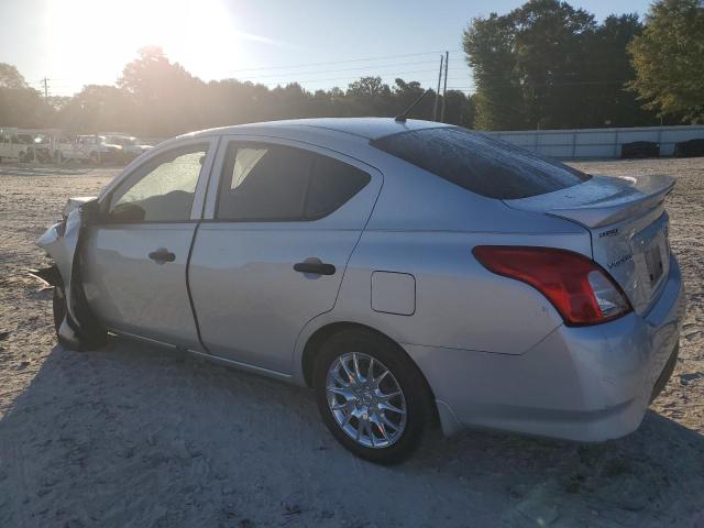 3N1CN7AP3JL864034 - 2018 NISSAN VERSA S ვერცხლისფერი ფოტო 2