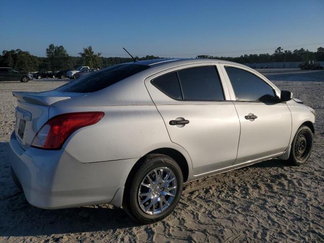 3N1CN7AP3JL864034 - 2018 NISSAN VERSA S ვერცხლისფერი ფოტო 3