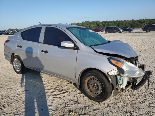 3N1CN7AP3JL864034 - 2018 NISSAN VERSA S ვერცხლისფერი ფოტო 4