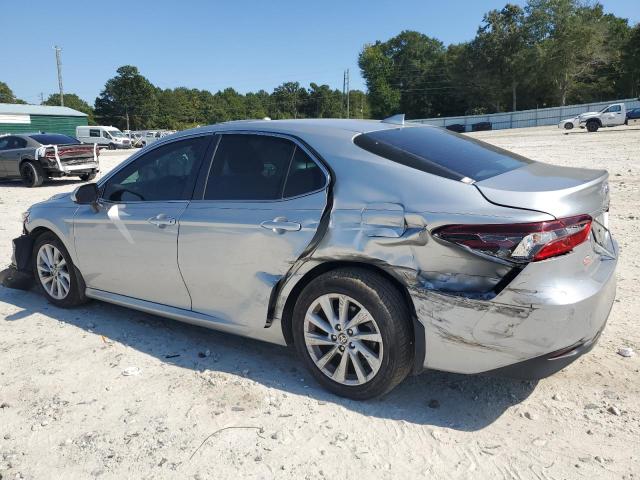 4T1C11AK0NU039425 - 2022 TOYOTA CAMRY LE SILVER photo 2
