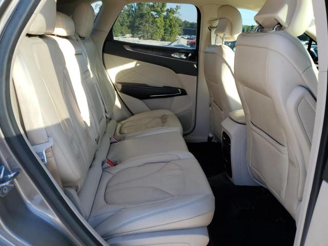5LMCJ3C97HUL51037 - 2017 LINCOLN MKC RESERVE GRAY photo 18
