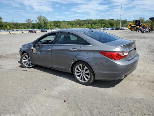 5NPEC4AC2DH587663 - 2013 HYUNDAI SONATA SE ნაცრისფერი ფოტო 2