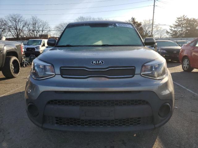 KNDJN2A26H7430331 - 2017 KIA SOUL GRAY photo 5