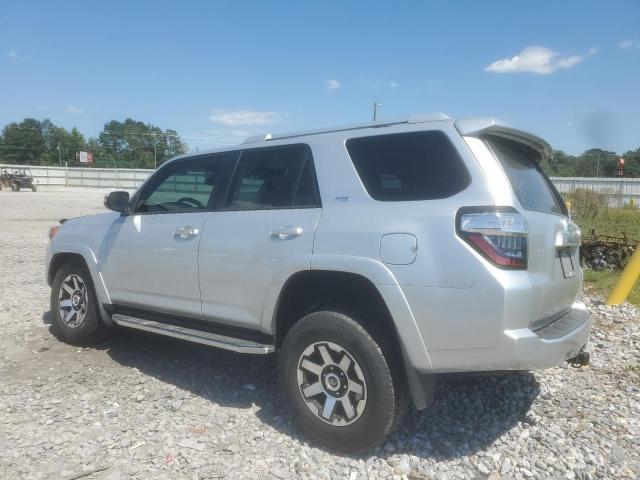 JTEZU5JR8J5178261 - 2018 TOYOTA 4RUNNER SR5 SILVER photo 2