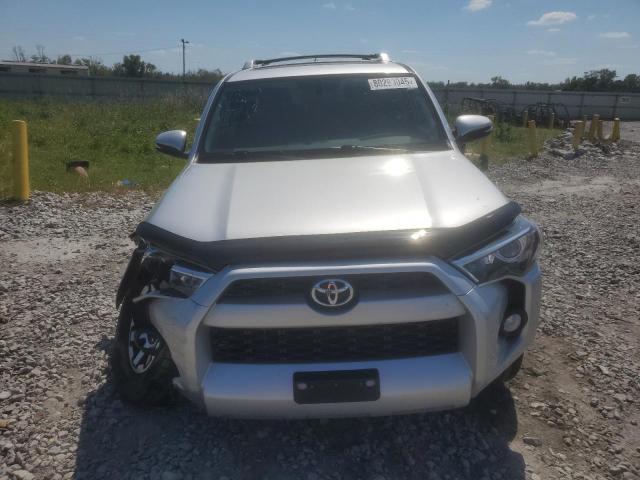 JTEZU5JR8J5178261 - 2018 TOYOTA 4RUNNER SR5 SILVER photo 5