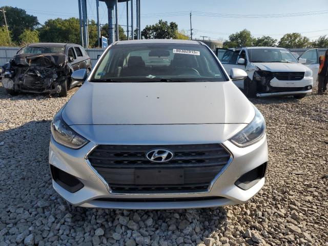 3KPC24A38JE023381 - 2018 HYUNDAI ACCENT SE 银色 照片 5