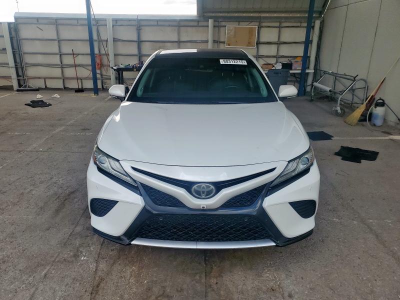 4T1B61HK0JU150151 - 2018 TOYOTA CAMRY XSE თეთრი ფოტო 5