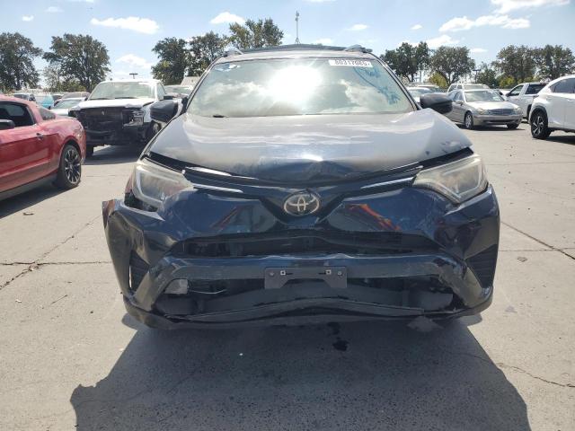 JTMZFREV5JJ159557 - 2018 TOYOTA RAV4 LE ლურჯი ფოტო 5