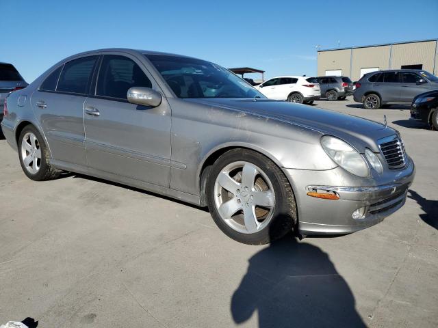 WDBUF70J94A426818 - 2004 MERCEDES-BENZ E 500 GRAY photo 4