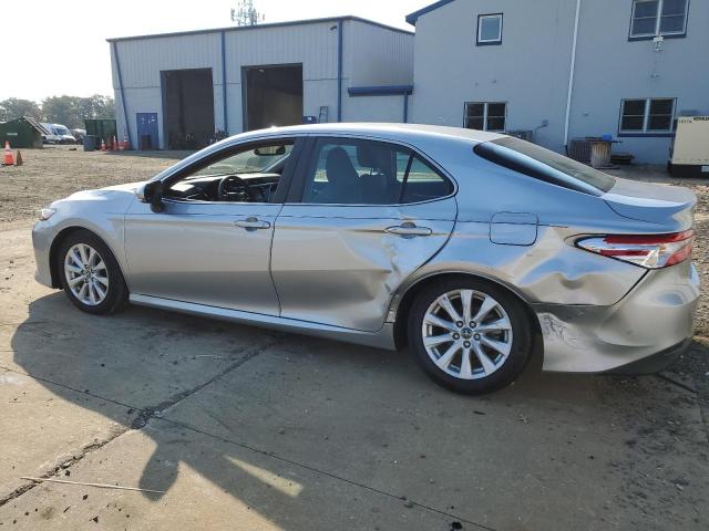 4T1B11HK1JU063812 - 2018 TOYOTA CAMRY L SILVER photo 2