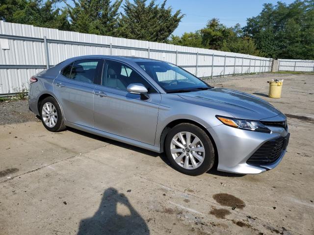 4T1B11HK1JU063812 - 2018 TOYOTA CAMRY L SILVER photo 4