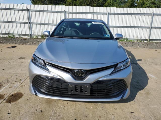 4T1B11HK1JU063812 - 2018 TOYOTA CAMRY L SILVER photo 5