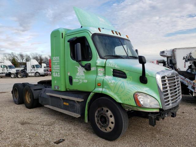 1FUJGBD90FLGV4231 - 2015 FREIGHTLINER CASCADIA 1 GREEN photo 2