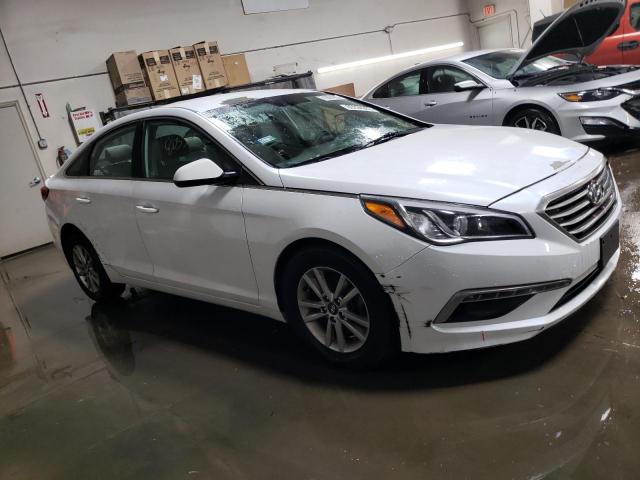 5NPE24AF7FH025886 - 2015 HYUNDAI SONATA SE WHITE photo 4