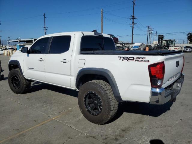 3TMAZ5CNXJM063216 - 2018 TOYOTA TACOMA DOUBLE CAB Белый фото 2