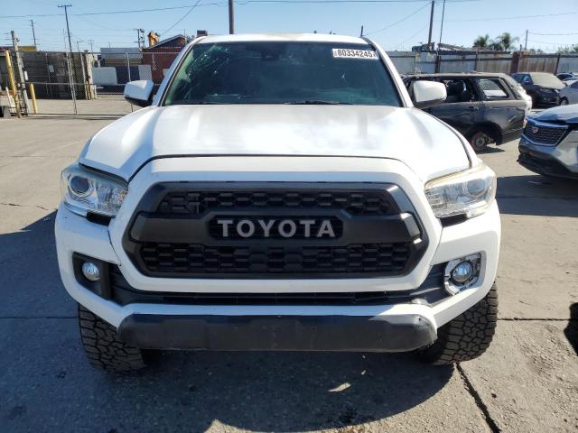 3TMAZ5CNXJM063216 - 2018 TOYOTA TACOMA DOUBLE CAB Белый фото 5