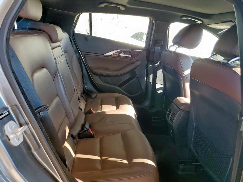 SJKCH5CR5HA018896 - 2017 INFINITI QX30 BASE 银色 照片 10