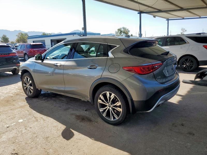 SJKCH5CR5HA018896 - 2017 INFINITI QX30 BASE 银色 照片 2