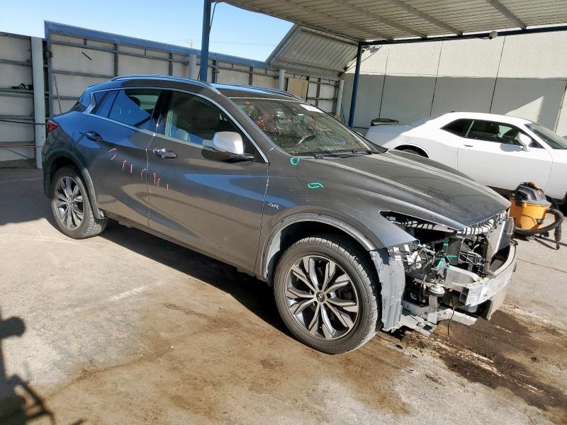 SJKCH5CR5HA018896 - 2017 INFINITI QX30 BASE 银色 照片 4