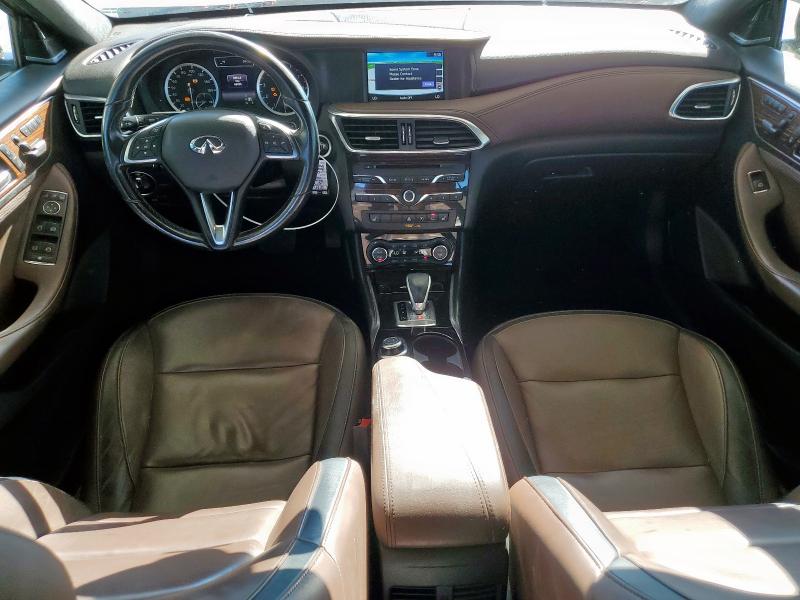 SJKCH5CR5HA018896 - 2017 INFINITI QX30 BASE 银色 照片 8