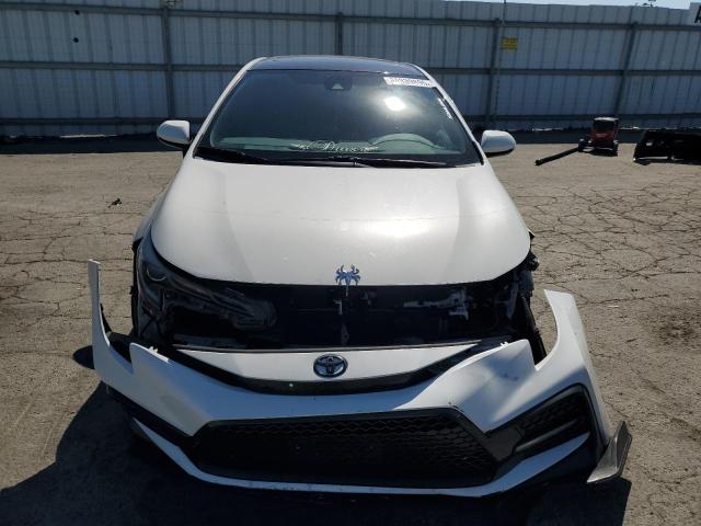 5YFP4MCE0MP093387 - 2021 TOYOTA COROLLA SE WHITE photo 5