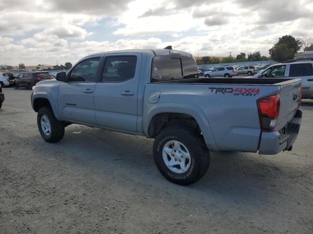 3TMCZ5AN5JM154132 - 2018 TOYOTA TACOMA DOUBLE CAB ნაცრისფერი ფოტო 2