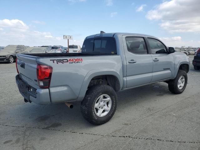3TMCZ5AN5JM154132 - 2018 TOYOTA TACOMA DOUBLE CAB ნაცრისფერი ფოტო 3
