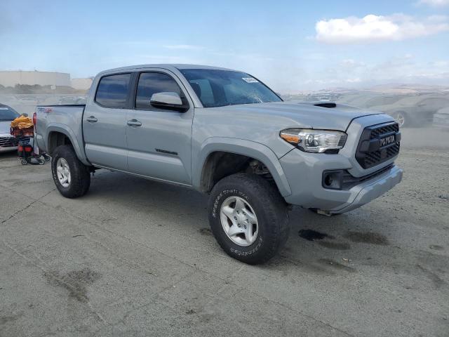 3TMCZ5AN5JM154132 - 2018 TOYOTA TACOMA DOUBLE CAB ნაცრისფერი ფოტო 4