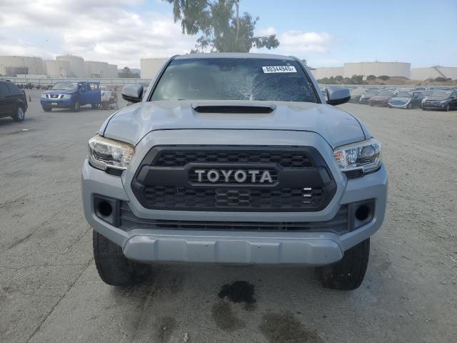 3TMCZ5AN5JM154132 - 2018 TOYOTA TACOMA DOUBLE CAB ნაცრისფერი ფოტო 5