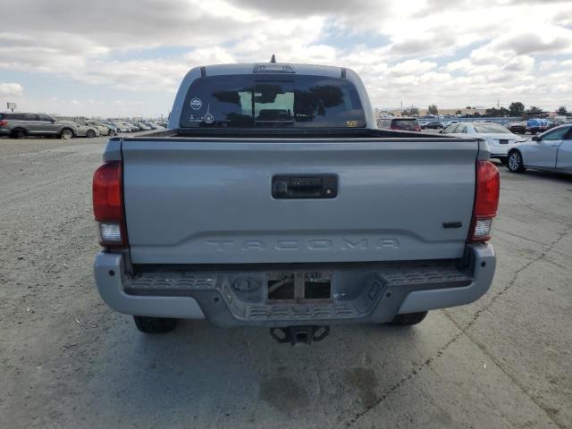 3TMCZ5AN5JM154132 - 2018 TOYOTA TACOMA DOUBLE CAB ნაცრისფერი ფოტო 6