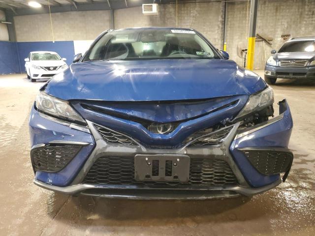 4T1T11AKXPU124873 - 2023 TOYOTA CAMRY SE NIGHT SHADE BLUE photo 5