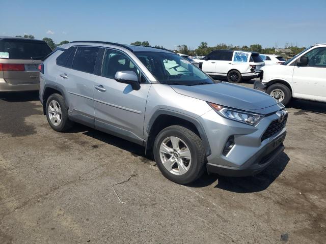 2T3P1RFV9MC229685 - 2021 TOYOTA RAV4 XLE SILVER photo 4