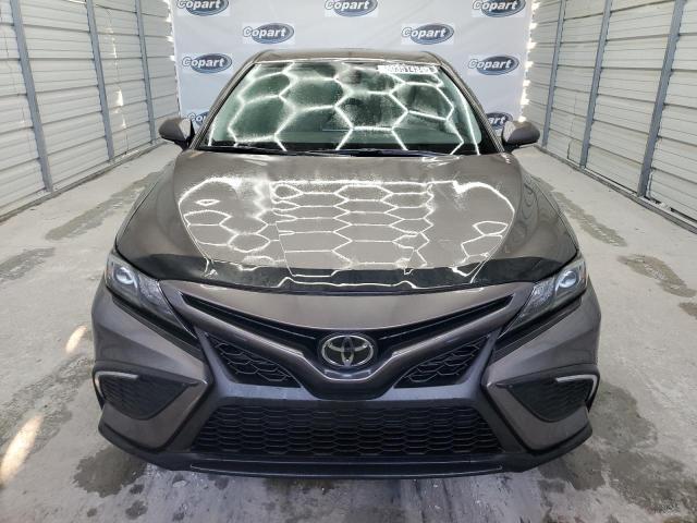 4T1T11AKXRU844371 - 2024 TOYOTA CAMRY SE NIGHT SHADE GRAY photo 5