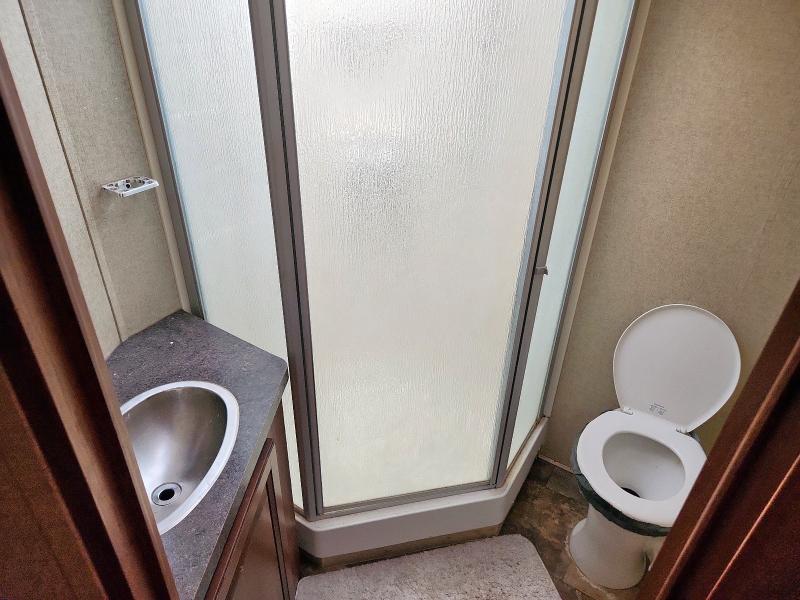 4X4FWCH2XEV027369 - 2014 FOREST RIVER WILDCAT M-24RG TWO TONE photo 8