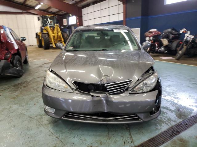 4T1BF30KX5U599754 - 2005 TOYOTA CAMRY LE GRAY photo 5