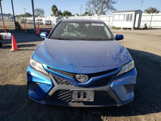 4T1B11HK4JU026334 - 2018 TOYOTA CAMRY L BLUE photo 5