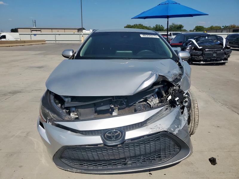 5YFEPMAE8MP194064 - 2021 TOYOTA COROLLA LE SILVER photo 5