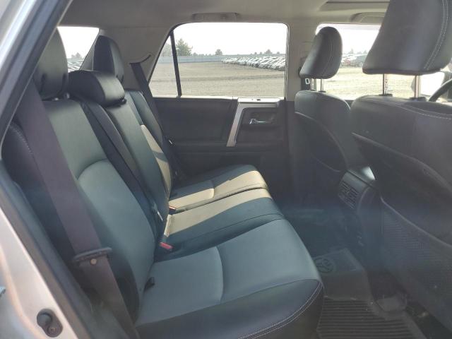 JTEBU5JR7J5505167 - 2018 TOYOTA 4RUNNER SR5/SR5 PREMIUM Серебристый фото 11