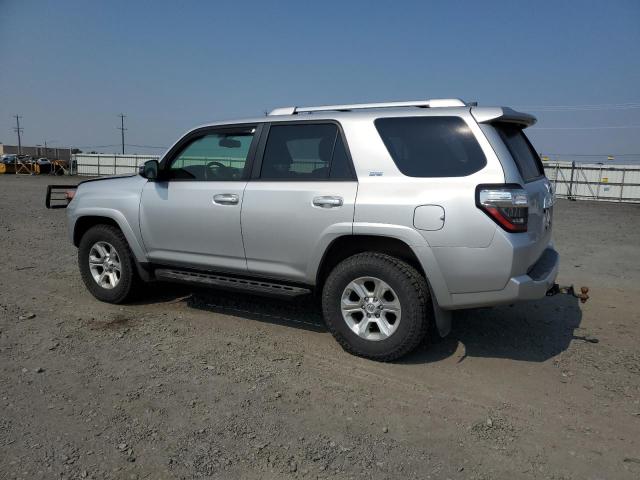 JTEBU5JR7J5505167 - 2018 TOYOTA 4RUNNER SR5/SR5 PREMIUM Серебристый фото 2