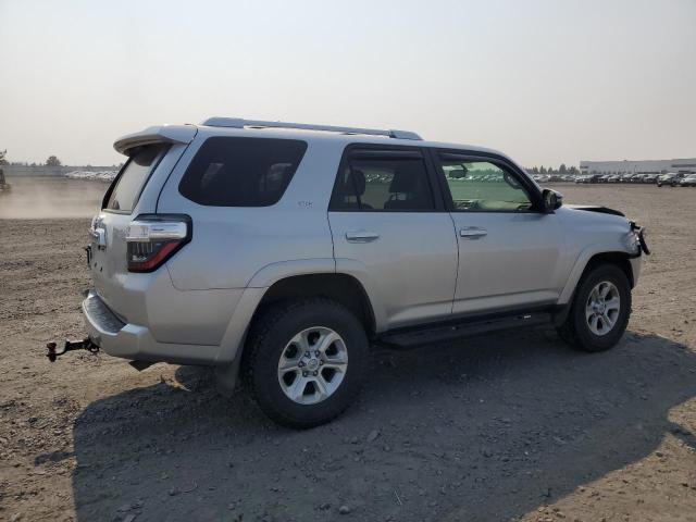 JTEBU5JR7J5505167 - 2018 TOYOTA 4RUNNER SR5/SR5 PREMIUM Серебристый фото 3