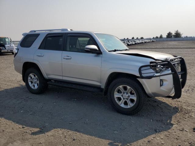 JTEBU5JR7J5505167 - 2018 TOYOTA 4RUNNER SR5/SR5 PREMIUM Серебристый фото 4