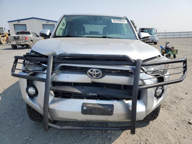 JTEBU5JR7J5505167 - 2018 TOYOTA 4RUNNER SR5/SR5 PREMIUM Серебристый фото 5