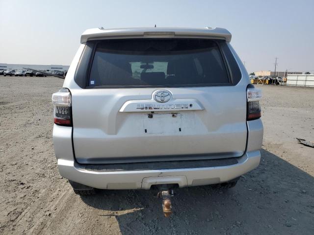 JTEBU5JR7J5505167 - 2018 TOYOTA 4RUNNER SR5/SR5 PREMIUM Серебристый фото 6