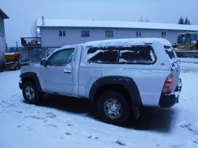 5TEPX42NX5Z060210 - 2005 TOYOTA TACOMA SILVER photo 2